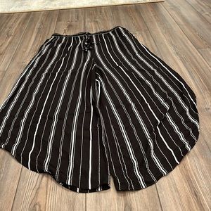 Ann Taylor, beach, cropped pant, 100% rayon, size Medium.